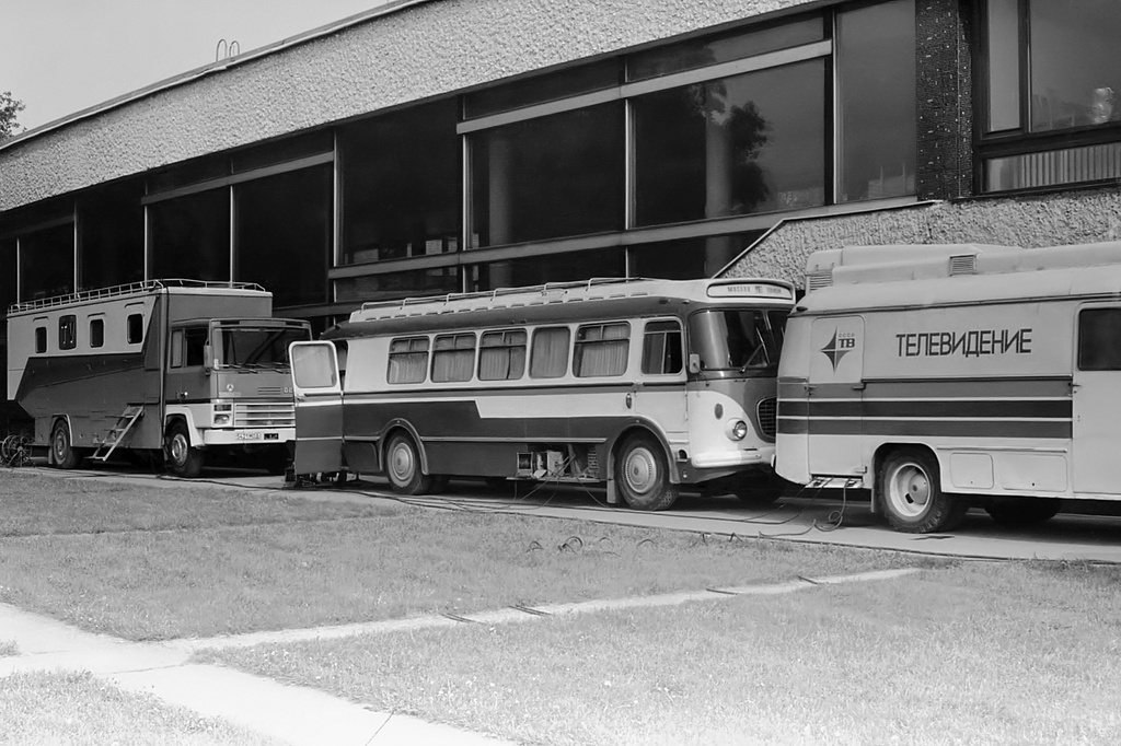 Дворец пионеров на Ленинских горах. Выступление ансамбля имени В. С. Локтева, 1983 год, г. Москва. Запись выступления хора. Спецтехника телецентра «Останкино» у здания Дворца пионеров: слева – ПТС (передвижная телестанция) на шасси Berliet GR 260, в центре – автобус Škoda 706 RTO.