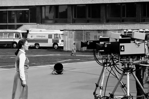 Дворец пионеров на Ленинских горах. Выступление ансамбля имени В. С. Локтева, 1983 год, г. Москва. Запись выступления хора. Солистка. Справа – операторы за телекамерами Thomson CSF TTV 1515 и одна из коллег руководителя ансамбля. Позади – здание Дворца пионеров и спецтехника телецентра «Останкино». Концертный зал справа за кадром.