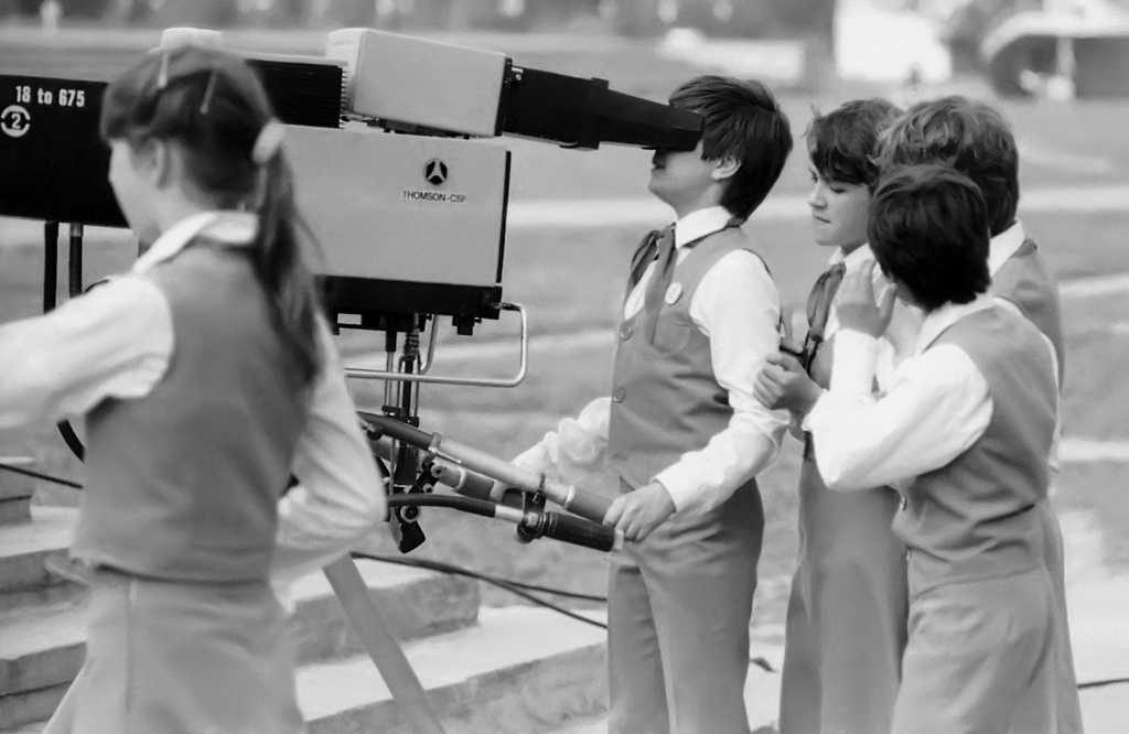 Дворец пионеров на Ленинских горах. Выступление ансамбля имени В. С. Локтева, 1983 год, г. Москва. Запись  выступления хора. Перерыв. Участники ансамбля у телекамеры Thomson CSF TTV 1515.