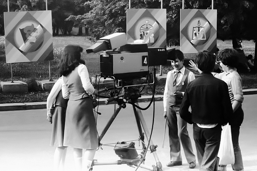 Дворец пионеров на Ленинских горах. Выступление ансамбля имени В. С. Локтева, 1983 год, г. Москва. Запись выступления хора. Перерыв. Участники ансамбля у телекамеры Thomson CSF TTV 1515.