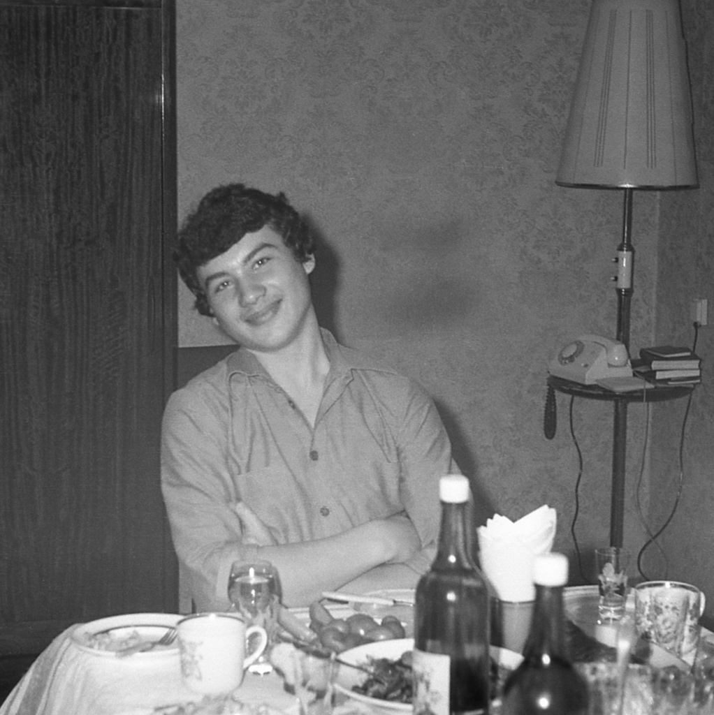 День рождения Николая Борисова – 16 лет, 1980 год, г. Москва. Осень 1980. В гостях – знакомые и одноклассники. Застолье. Именинник.
