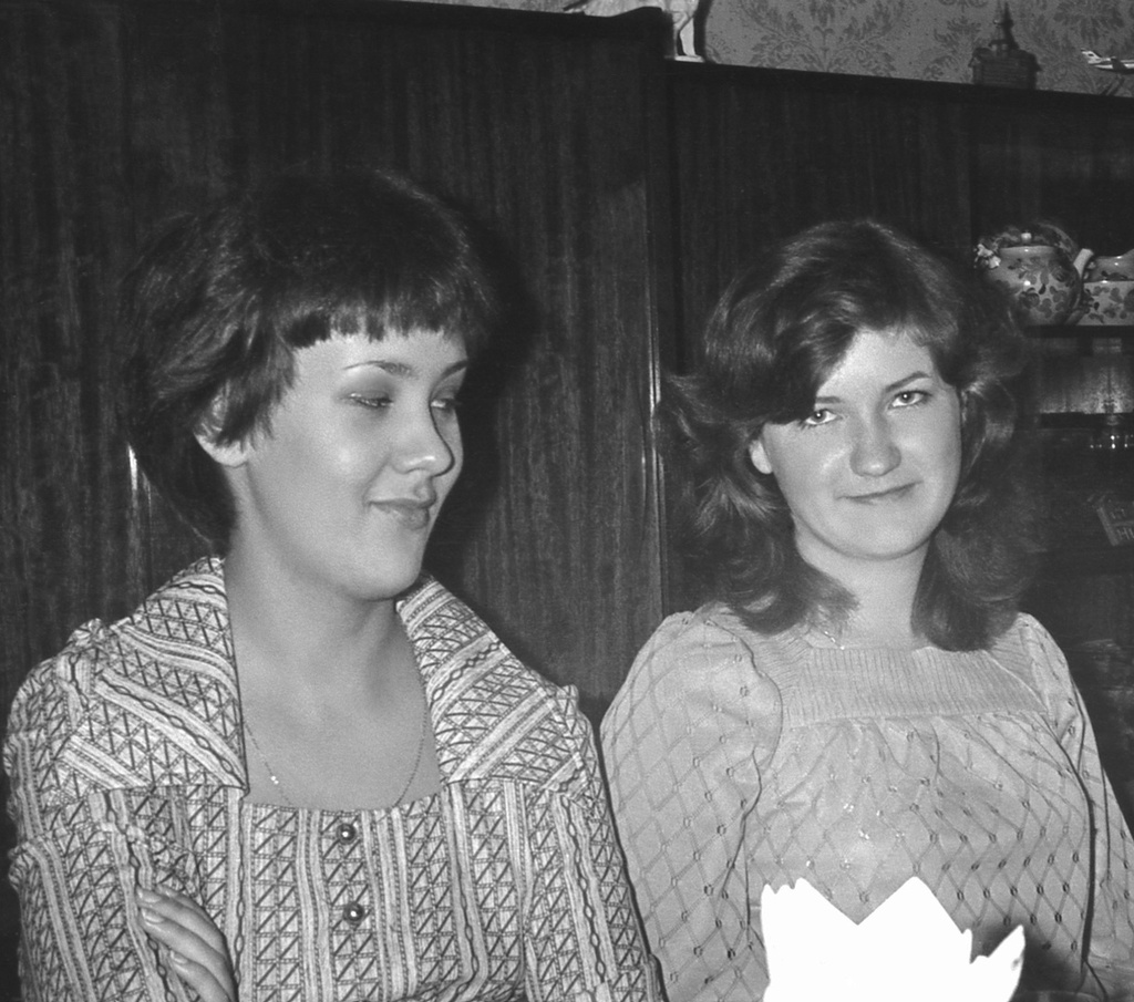 День рождения Николая Борисова – 16 лет, 1980 год, г. Москва. Осень 1980. В гостях – знакомые и одноклассники. Застолье. Справа – Людмила Пеленичкина.