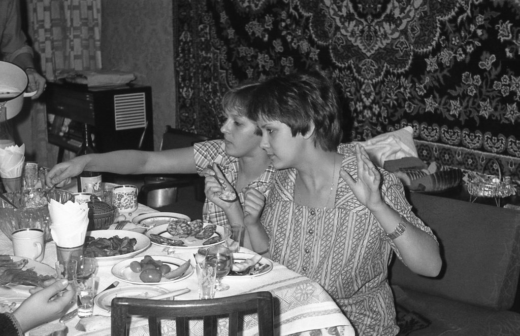 День рождения Николая Борисова – 16 лет, 1980 год, г. Москва. Осень 1980. В гостях – знакомые и одноклассники. Застолье.