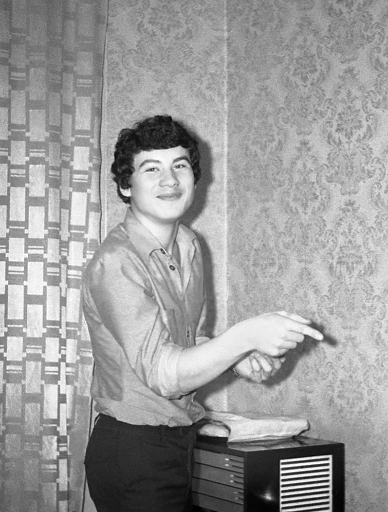 День рождения Николая Борисова – 16 лет, 1980 год, г. Москва. Осень 1980. В гостях – знакомые и одноклассники. Застолье. Именинник.