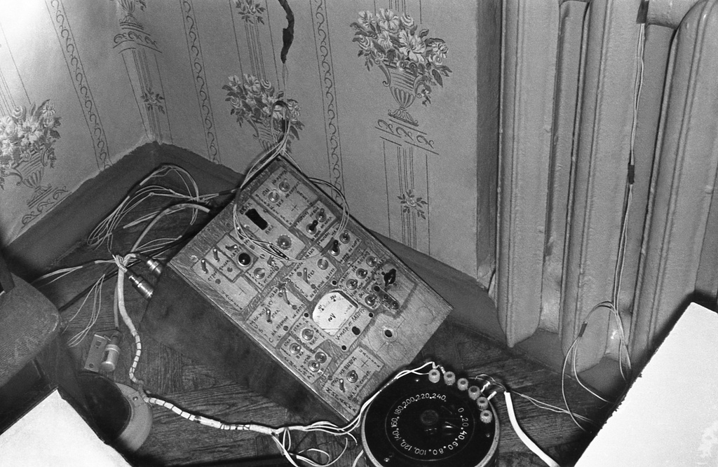 День рождения Николая Борисова – 16 лет, 1980 год, г. Москва. Осень 1980. На фото: самодельный пульт для управления цветомузыкой, бегающими огнями и проблесковым маячком (мигалкой). Пульт сделан руками Николая Борисова. Питание – через ЛАТР-1М 220В 9А (внизу – круглый черный).