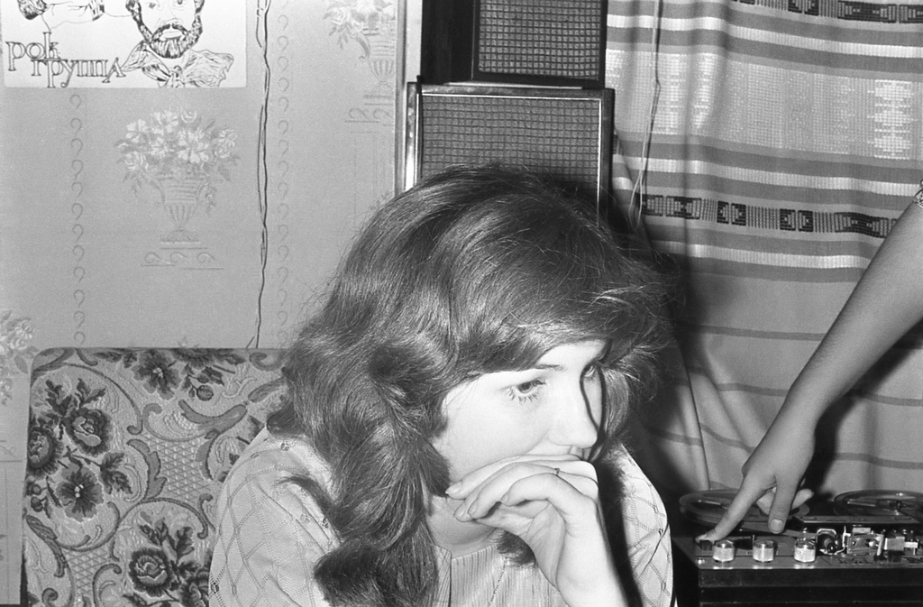 День рождения Николая Борисова – 16 лет, 1980 год, г. Москва. Осень 1980. В гостях – знакомые и одноклассники. Людмила Пеленичкина. Музыка включается – танцы начинаются. Катушечный магнитофон «Маяк-203».