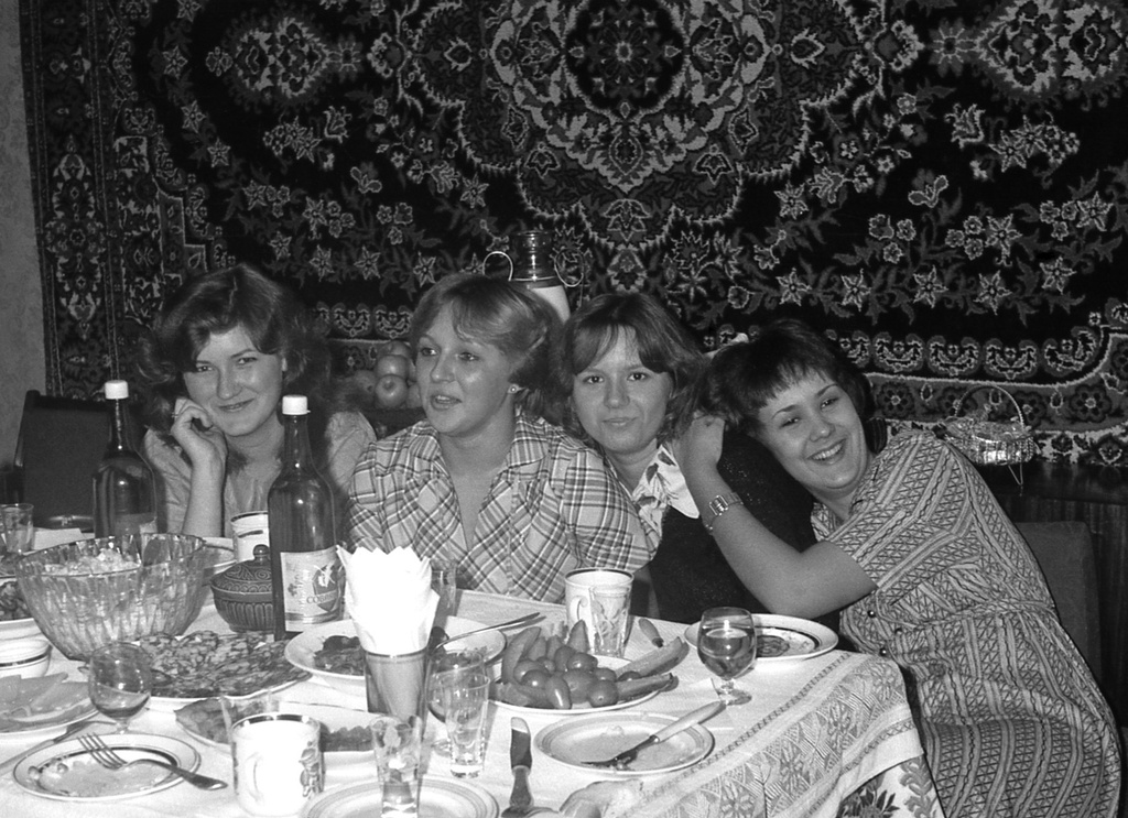 День рождения Николая Борисова – 16 лет, 1980 год, г. Москва. Осень 1980. В гостях – знакомые и одноклассники. Застолье. Слева – Людмила Пеленичкина.