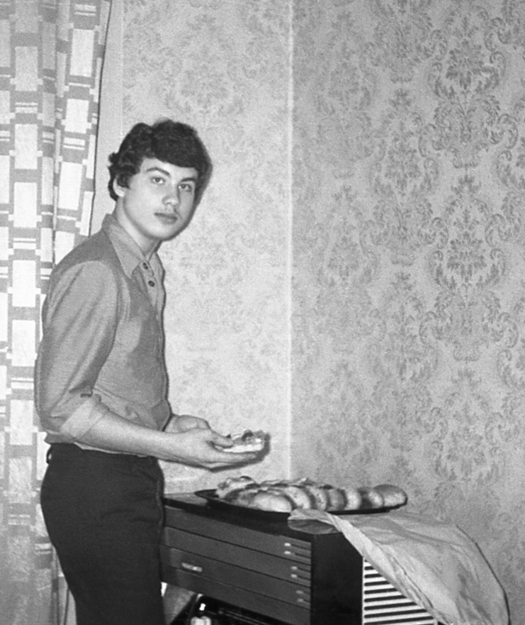 День рождения Николая Борисова – 16 лет, 1980 год, г. Москва. Осень 1980. В гостях – знакомые и одноклассники. Застолье. Именинник и пирожки от мамы.