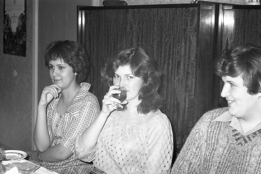 День рождения Николая Борисова – 16 лет, 1980 год, г. Москва. Осень 1980. В гостях – знакомые и одноклассники. Застолье. В центре – Людмила Пеленичкина.