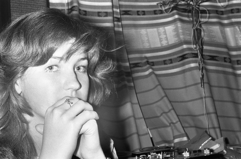 День рождения Николая Борисова – 16 лет, 1980 год, г. Москва. Осень 1980. В гостях – знакомые и одноклассники. Перед танцами. Людмила Пеленичкина.