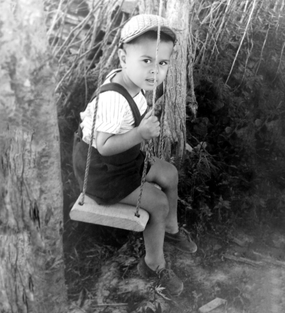 На качелях, июль 1959, г. Хабаровск, пос. Красная Речка. Пригородный поселок Красная Речка сейчас стал микрорайоном Хабаровска, в 1950-е годы это фактически была деревня в которой были построены щитовые двухэтажные дома для офицеров амурской флотилии – военный городок.&nbsp;