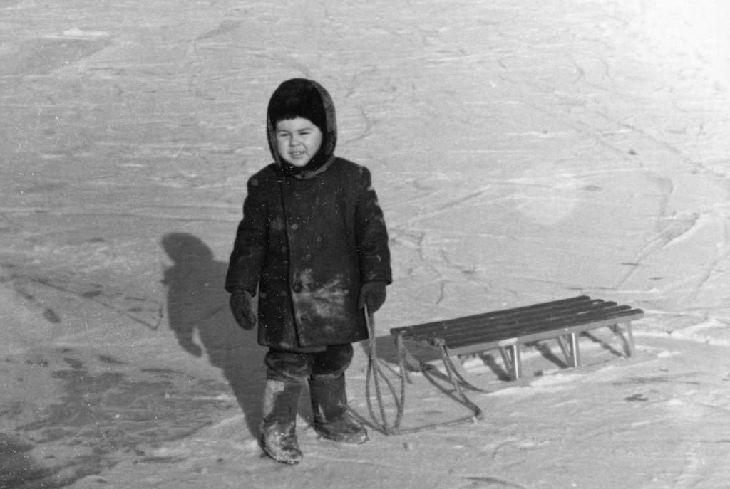 Зимняя прогулка с санками, январь 1959, г. Хабаровск, пос. Красная Речка. Пригородный поселок Красная Речка сейчас стал микрорайоном Хабаровска, в 1950-е годы это фактически была деревня в которой были построены щитовые двухэтажные дома для офицеров амурской флотилии – военный городок. 