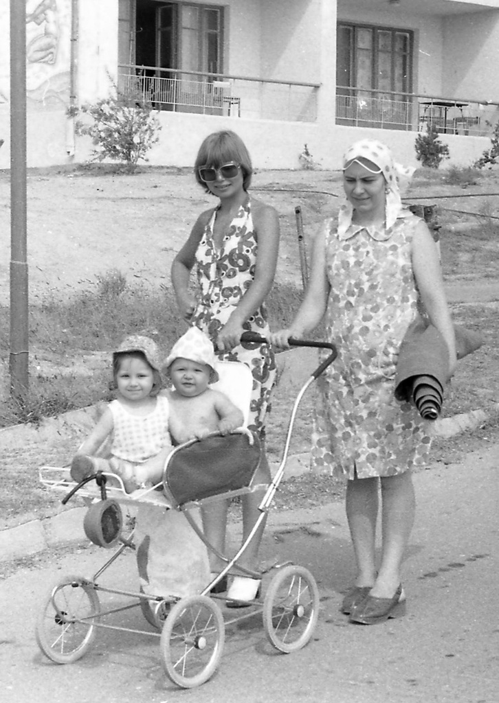 Молодые мамы с дочками на прогулке у моря, июль 1978, Азербайджанская ССР, пос. Загульба. Загульба – бывший поселок на Апшеронском полуострове, в Азербайджане. Относился к Азизбековскому району города Баку.