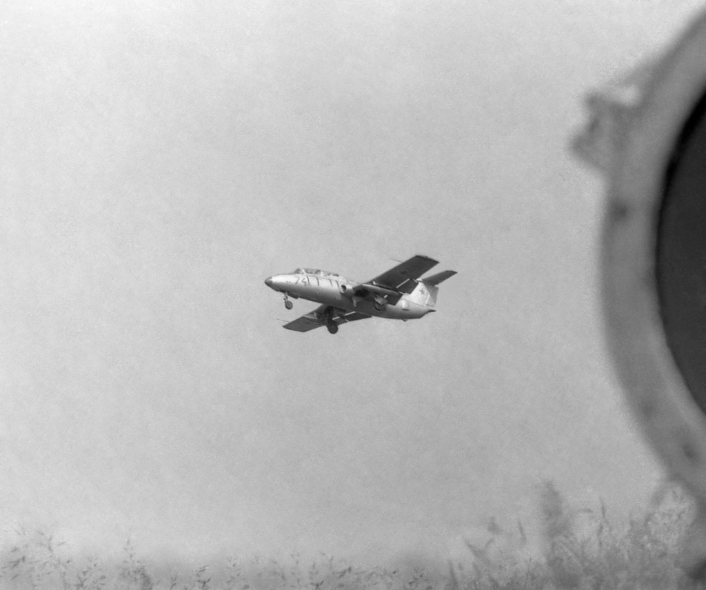 Полеты на грунтовом аэродроме в Кирсанове, 643 уап ТВВАУЛ, июнь - август 1982, Тамбовская обл., Кирсановский муниципальный округ, Голынщинский сельсовет. Самолет Л-29 на взлете.643 учебный авиаполк ТВВАУЛ (в/ч 42149, база: город Тула, аэродром Клоково, самолеты Л-29). На лето авиаполк перелетал из Тулы в Кирсанов и Новгородовку Тамбовской области (по две эскадрильи на каждый город).ТВВАУЛ – Тамбовское высшее военное авиационное училище летчиков имени М. М. Расковой.Часть расформирована в 1990 году, потом в 1995 году закрыли и Тамбовское ВВАУЛ.