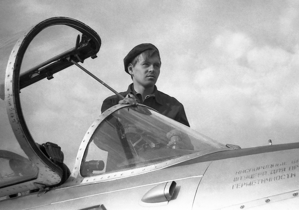 Полеты на грунтовом аэродроме в Кирсанове, 643 уап ТВВАУЛ, июнь - август 1982, Тамбовская обл., Кирсановский муниципальный округ, Голынщинский сельсовет. Техник 1-й эскадрильи Игорь Шугай (срочник) у кабины своего борта.643 учебный авиаполк ТВВАУЛ (в/ч 42149, база: город Тула, аэродром Клоково, самолеты Л-29). На лето авиаполк перелетал из Тулы в Кирсанов и Новгородовку Тамбовской области (по две эскадрильи на каждый город).ТВВАУЛ – Тамбовское высшее военное авиационное училище летчиков имени М. М. Расковой.Часть расформирована в 1990 году, потом в 1995 году закрыли и Тамбовское ВВАУЛ.