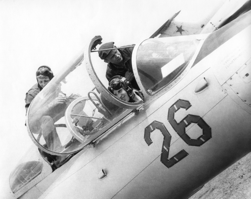 Полеты на грунтовом аэродроме в Кирсанове, 643 уап ТВВАУЛ, июнь - август 1982, Тамбовская обл., Кирсановский муниципальный округ, Голынщинский сельсовет. Перед вылетом:  летчик-инструктор ст. лейтенант Алешин (слева), курсант ТВВАУЛ Дашук (в кабине) и техник 26-го борта 1-й эскадрильи Алексей Краснобаев (срочник).643 учебный авиаполк ТВВАУЛ (в/ч 42149, база: город Тула, аэродром Клоково, самолеты Л-29). На лето авиаполк перелетал из Тулы в Кирсанов и Новгородовку Тамбовской области (по две эскадрильи на каждый город).ТВВАУЛ – Тамбовское высшее военное авиационное училище летчиков имени М. М. Расковой.Часть расформирована в 1990 году, потом в 1995 году закрыли и Тамбовское ВВАУЛ.