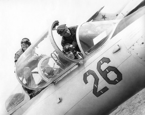 Полеты на грунтовом аэродроме в Кирсанове, 643 уап ТВВАУЛ, июнь - август 1982, Тамбовская обл., Кирсановский муниципальный округ, Голынщинский сельсовет. Перед вылетом:  летчик-инструктор ст. лейтенант Алешин (слева), курсант ТВВАУЛ Дашук (в кабине) и техник 26-го борта 1-й эскадрильи Алексей Краснобаев (срочник).643 учебный авиаполк ТВВАУЛ (в/ч 42149, база: город Тула, аэродром Клоково, самолеты Л-29). На лето авиаполк перелетал из Тулы в Кирсанов и Новгородовку Тамбовской области (по две эскадрильи на каждый город).ТВВАУЛ – Тамбовское высшее военное авиационное училище летчиков имени М. М. Расковой.Часть расформирована в 1990 году, потом в 1995 году закрыли и Тамбовское ВВАУЛ.