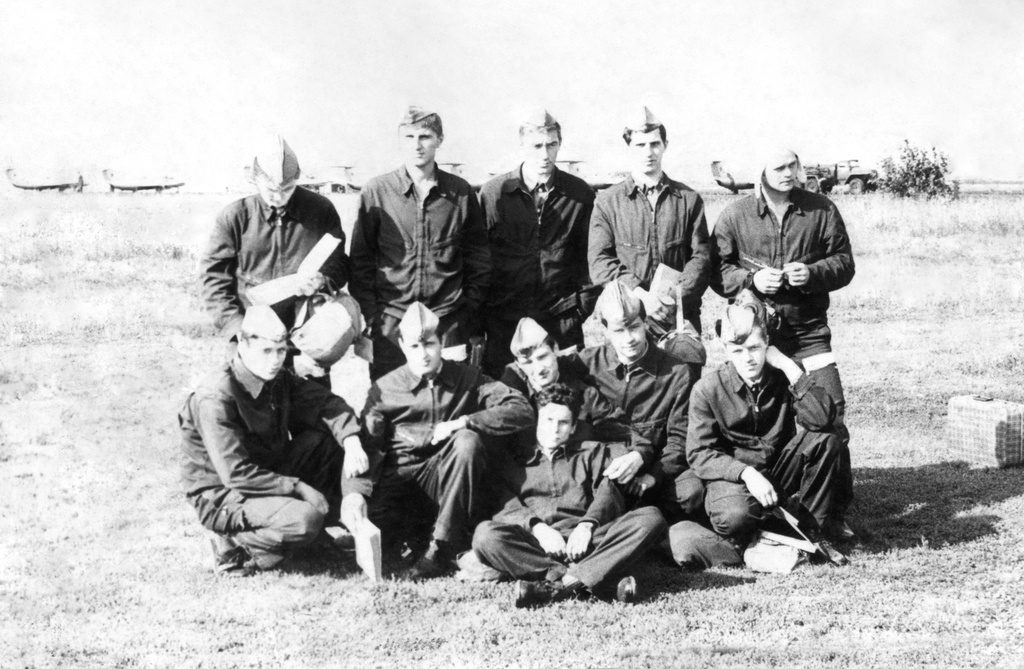 Полеты на грунтовом аэродроме в Кирсанове, 643 уап ТВВАУЛ, июнь - август 1982, Тамбовская обл., Кирсановский муниципальный округ, Голынщинский сельсовет. Курсанты ТВВАУЛ перед полетами, позади – стоянка самолетов Л-29.643 учебный авиаполк ТВВАУЛ (в/ч 42149, база: город Тула, аэродром Клоково, самолеты Л-29). На лето авиаполк перелетал из Тулы в Кирсанов и Новгородовку Тамбовской области (по две эскадрильи на каждый город).ТВВАУЛ – Тамбовское высшее военное авиационное училище летчиков имени М. М. Расковой.Часть расформирована в 1990 году, потом в 1995 году закрыли и Тамбовское ВВАУЛ.