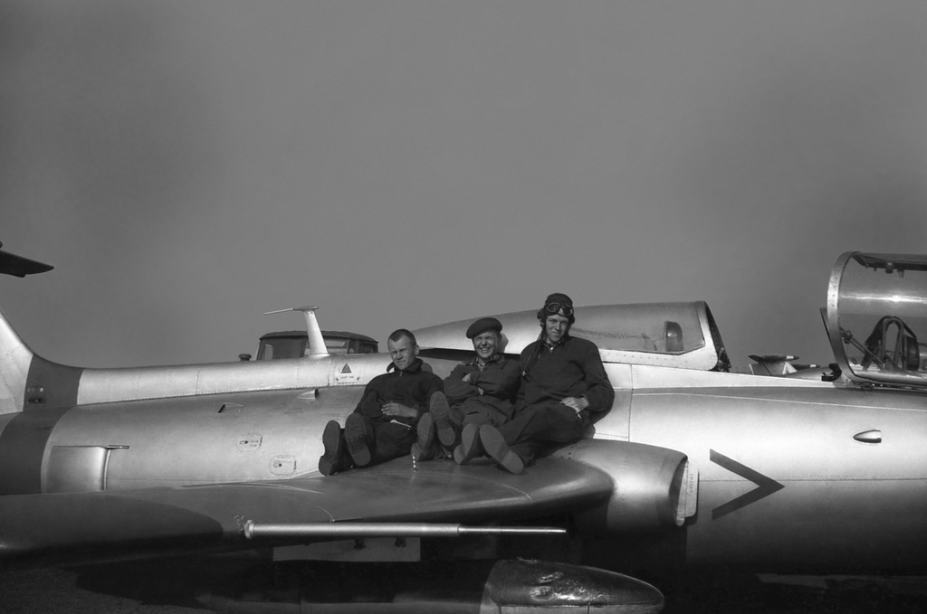 Полеты на грунтовом аэродроме в Кирсанове, 643 уап ТВВАУЛ, июнь - август 1982, Тамбовская обл., Кирсановский муниципальный округ, Голынщинский сельсовет. Отдых на плоскости борта № 26 (1-а эскадрилья). Слева – техник 26-го борта Алексей Краснобаев (срочник), в центре – АОшник 1-й эскадрильи Вадим Баш (срочник), справа – курсант ТВВАУЛ Павел Пикулев.643 учебный авиаполк ТВВАУЛ (в/ч 42149, база: город Тула, аэродром Клоково, самолеты Л-29). На лето авиаполк перелетал из Тулы в Кирсанов и Новгородовку Тамбовской области (по две эскадрильи на каждый город).ТВВАУЛ – Тамбовское высшее военное авиационное училище летчиков имени М. М. Расковой.Часть расформирована в 1990 году, потом в 1995 году закрыли и Тамбовское ВВАУЛ.