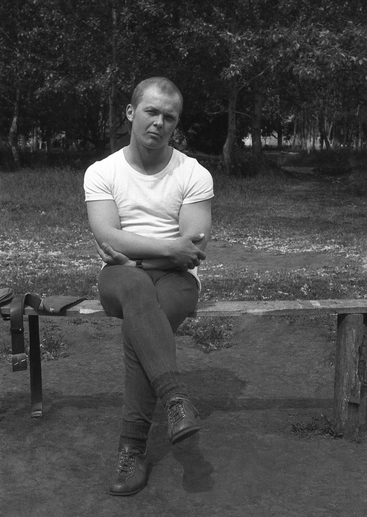 Полеты на грунтовом аэродроме в Кирсанове, 643 уап ТВВАУЛ, июнь - август 1982, Тамбовская обл., Кирсановский муниципальный округ, Голынщинский сельсовет. Воскресенье. АОшник 1-й эскадрильи Вадим Баш (срочник) на спортплощадке в военном городке.643 учебный авиаполк ТВВАУЛ (в/ч 42149, база: город Тула, аэродром Клоково, самолеты Л-29). На лето авиаполк перелетал из Тулы в Кирсанов и Новгородовку Тамбовской области (по две эскадрильи на каждый город).ТВВАУЛ – Тамбовское высшее военное авиационное училище летчиков имени М. М. Расковой.Часть расформирована в 1990 году, потом в 1995 году закрыли и Тамбовское ВВАУЛ.АОшник (сленг) – техник группы АО (авиационного оборудования), специалист, отвечающий за исправность электрических и приборных систем воздушного судна.