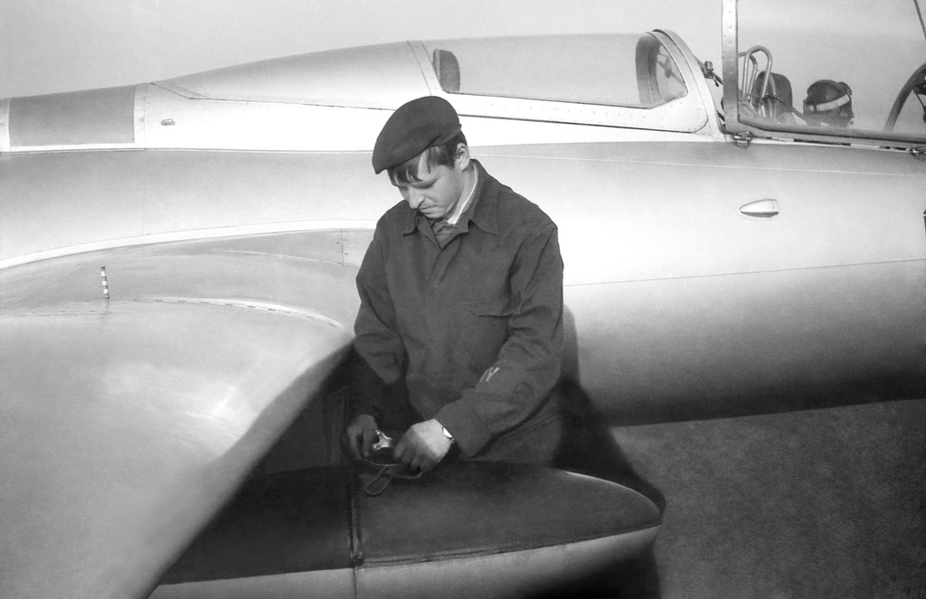 Полеты на грунтовом аэродроме в Кирсанове, 643 уап ТВВАУЛ, июнь - август 1982, Тамбовская обл., Кирсановский муниципальный округ, Голынщинский сельсовет. Перед вылетом. Техник 1-й эскадрильи Игорь Шугай (срочник) у подвесного бака своего борта. В руках – пробка от бака и ключ для пробки. В кабине борта сидит курсант ТВВАУЛ.643 учебный авиаполк ТВВАУЛ (в/ч 42149, база: город Тула, аэродром Клоково, самолеты Л-29). На лето авиаполк перелетал из Тулы в Кирсанов и Новгородовку Тамбовской области (по две эскадрильи на каждый город).ТВВАУЛ – Тамбовское высшее военное авиационное училище летчиков имени М. М. Расковой.Часть расформирована в 1990 году, потом в 1995 году закрыли и Тамбовское ВВАУЛ.