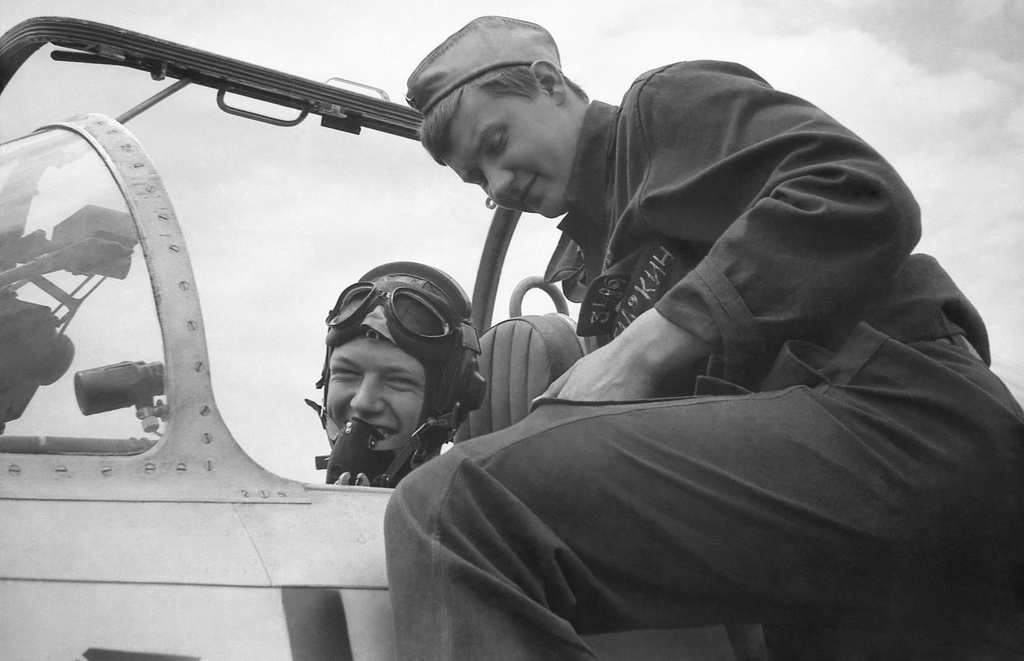 Полеты на грунтовом аэродроме в Кирсанове, 643 уап ТВВАУЛ, июнь - август 1982, Тамбовская обл., Кирсановский муниципальный округ, Голынщинский сельсовет. Перед вылетом: курсант ТВВАУЛ Павел Пикулев и Галкин (?) – техник Л-29 (срочник из соседней эскадрильи).643 учебный авиаполк ТВВАУЛ (в/ч 42149, база: город Тула, аэродром Клоково, самолеты Л-29). На лето авиаполк перелетал из Тулы в Кирсанов и Новгородовку Тамбовской области (по две эскадрильи на каждый город).ТВВАУЛ – Тамбовское высшее военное авиационное училище летчиков имени М. М. Расковой.Часть расформирована в 1990 году, потом в 1995 году закрыли и Тамбовское ВВАУЛ.