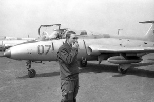 Полеты на грунтовом аэродроме в Кирсанове, 643 уап ТВВАУЛ, июнь - август 1982, Тамбовская обл., Кирсановский муниципальный округ, Голынщинский сельсовет. Летчик-инструктор на стоянке самолетов Л-29.643 учебный авиаполк ТВВАУЛ (в/ч 42149, база: город Тула, аэродром Клоково, самолеты Л-29). На лето авиаполк перелетал из Тулы в Кирсанов и Новгородовку Тамбовской области (по две эскадрильи на каждый город).ТВВАУЛ – Тамбовское высшее военное авиационное училище летчиков имени М. М. Расковой.Часть расформирована в 1990 году, потом в 1995 году закрыли и Тамбовское ВВАУЛ.