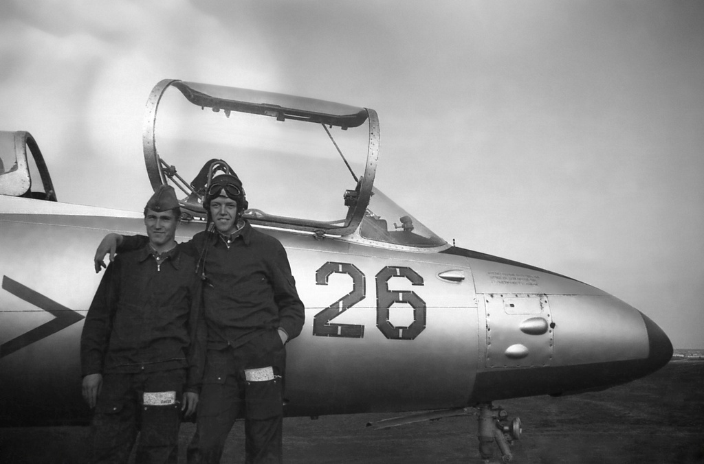 Полеты на грунтовом аэродроме в Кирсанове, 643 уап ТВВАУЛ, июнь - август 1982, Тамбовская обл., Кирсановский муниципальный округ, Голынщинский сельсовет. Курсанты ТВВАУЛ: справа – Павел Пикулев, в карманах брюк – авиационные карты. Позади – борт № 26 1-й эскадрильи полка.643 учебный авиаполк ТВВАУЛ (в/ч 42149, база: город Тула, аэродром Клоково, самолеты Л-29). На лето авиаполк перелетал из Тулы в Кирсанов и Новгородовку Тамбовской области (по две эскадрильи на каждый город).ТВВАУЛ – Тамбовское высшее военное авиационное училище летчиков имени М. М. Расковой.Часть расформирована в 1990 году, потом в 1995 году закрыли и Тамбовское ВВАУЛ.