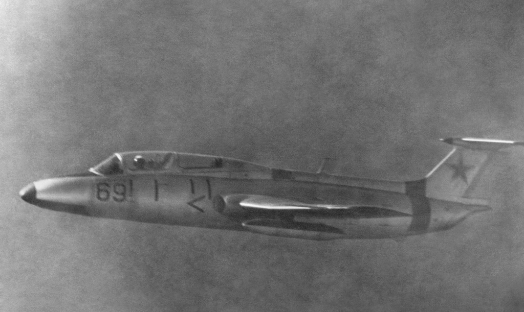 Полеты на грунтовом аэродроме в Кирсанове, 643 уап ТВВАУЛ, июнь - август 1982, Тамбовская обл.. Полеты парой на Л-29.643 учебный авиаполк ТВВАУЛ (в/ч 42149, база: город Тула, аэродром Клоково, самолеты Л-29). На лето авиаполк перелетал из Тулы в Кирсанов и Новгородовку Тамбовской области (по две эскадрильи на каждый город).ТВВАУЛ – Тамбовское высшее военное авиационное училище летчиков имени М. М. Расковой.Часть расформирована в 1990 году, потом в 1995 году закрыли и Тамбовское ВВАУЛ.