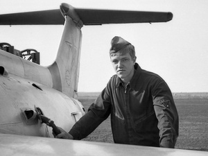 Полеты на грунтовом аэродроме в Кирсанове, 643 уап ТВВАУЛ, июнь - август 1982, Тамбовская обл., Кирсановский муниципальный округ, Голынщинский сельсовет. Курсант ТВВАУЛ Павел Пикулев с фишкой (штепсельным разъемом) АПАшки в руке, слева за самолетом Л-29 стоит сама АПАшка.643 учебный авиаполк ТВВАУЛ (в/ч 42149, база: город Тула, аэродром Клоково, самолеты Л-29). На лето авиаполк перелетал из Тулы в Кирсанов и Новгородовку Тамбовской области (по две эскадрильи на каждый город).ТВВАУЛ – Тамбовское высшее военное авиационное училище летчиков имени М. М. Расковой.Часть расформирована в 1990 году, потом в 1995 году закрыли и Тамбовское ВВАУЛ.АПАшка (жен. род, сленг летчиков и техсостава): АПА-5Д, Аэродромный Передвижной электроАгрегат, на базе Урал-4320 (на фото), является автономным источником электрической энергии и предназначен для одиночного и группового электростартерного запуска авиационных двигателей, питания бортовой электроаппаратуры самолетов в наземных условиях, а также для буксировки самолетов.