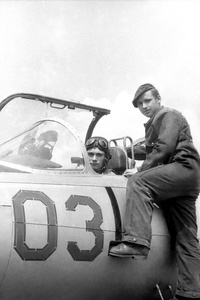 Полеты на грунтовом аэродроме в Кирсанове, 643 уап ТВВАУЛ, июнь - август 1982, Тамбовская обл., Кирсановский муниципальный округ, Голынщинский сельсовет. Перед вылетом: курсант ТВВАУЛ и техник 03-го борта 1-й эскадрильи Андрей Прокин (срочник).643 учебный авиаполк ТВВАУЛ (в/ч 42149, база: город Тула, аэродром Клоково, самолеты Л-29). На лето авиаполк перелетал из Тулы в Кирсанов и Новгородовку Тамбовской области (по две эскадрильи на каждый город).ТВВАУЛ – Тамбовское высшее военное авиационное училище летчиков имени М. М. Расковой.Часть расформирована в 1990 году, потом в 1995 году закрыли и Тамбовское ВВАУЛ.