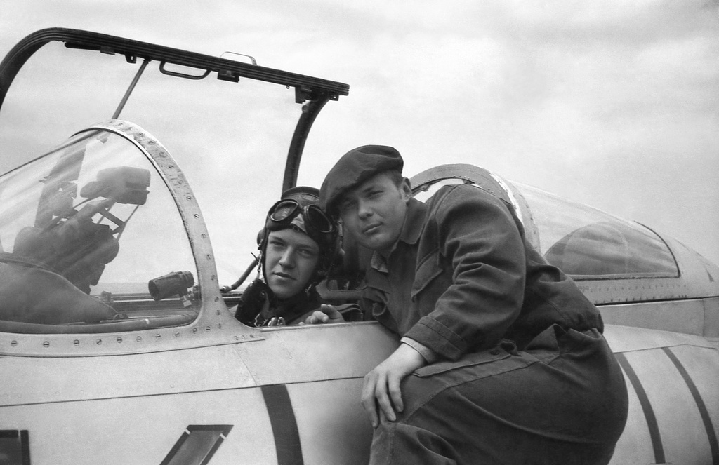 Полеты на грунтовом аэродроме в Кирсанове, 643 уап ТВВАУЛ, июнь - август 1982, Тамбовская обл., Кирсановский муниципальный округ, Голынщинский сельсовет. Курсант ТВВАУЛ Павел Пикулев и АОшник 1-й эскадрильи Вадим Баш (оба – москвичи).643 учебный авиаполк ТВВАУЛ (в/ч 42149, база: город Тула, аэродром Клоково, самолеты Л-29). На лето авиаполк перелетал из Тулы в Кирсанов и Новгородовку Тамбовской области (по две эскадрильи на каждый город).ТВВАУЛ – Тамбовское высшее военное авиационное училище летчиков имени М. М. Расковой.Часть расформирована в 1990 году, потом в 1995 году закрыли и Тамбовское ВВАУЛ.АОшник (сленг) – техник группы АО (авиационного оборудования), специалист, отвечающий за исправность электрических и приборных систем воздушного судна.