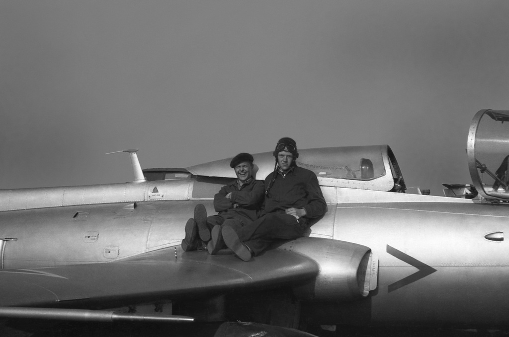 Полеты на грунтовом аэродроме в Кирсанове, 643 уап ТВВАУЛ, июнь - август 1982, Тамбовская обл., Кирсановский муниципальный округ, Голынщинский сельсовет. Отдых на плоскости борта № 26 (1-я эскадрилья). Слева – АОшник 1-й эскадрильи Вадим Баш (срочник), справа – курсант ТВВАУЛ Павел Пикулев.643 учебный авиаполк ТВВАУЛ (в/ч 42149, база: город Тула, аэродром Клоково, самолеты Л-29). На лето авиаполк перелетал из Тулы в Кирсанов и Новгородовку Тамбовской области (по две эскадрильи на каждый город).ТВВАУЛ – Тамбовское высшее военное авиационное училище летчиков имени М. М. Расковой.Часть расформирована в 1990 году, потом в 1995 году закрыли и Тамбовское ВВАУЛ.