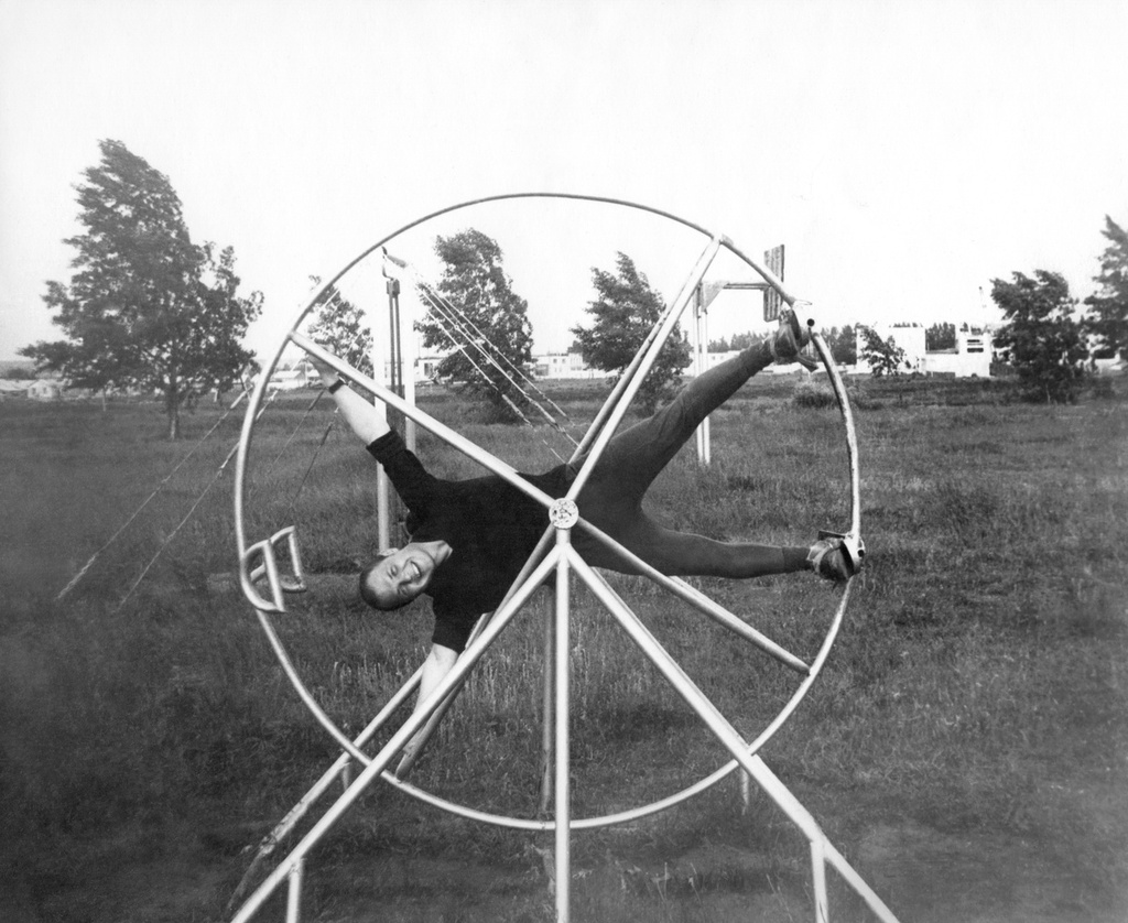 Полеты на грунтовом аэродроме в Кирсанове, 643 уап ТВВАУЛ, июнь - август 1982, Тамбовская обл., Кирсановский муниципальный округ, Голынщинский сельсовет. Воскресенье. АОшник 1-й эскадрильи Вадим Баш (срочник) на спортплощадке в военном городке.643 учебный авиаполк ТВВАУЛ (в/ч 42149, база: город Тула, аэродром Клоково, самолеты Л-29). На лето авиаполк перелетал из Тулы в Кирсанов и Новгородовку Тамбовской области (по две эскадрильи на каждый город).ТВВАУЛ – Тамбовское высшее военное авиационное училище летчиков имени М. М. Расковой.Часть расформирована в 1990 году, потом в 1995 году закрыли и Тамбовское ВВАУЛ.АОшник (сленг) – техник группы АО (авиационного оборудования), специалист, отвечающий за исправность электрических и приборных систем воздушного судна.