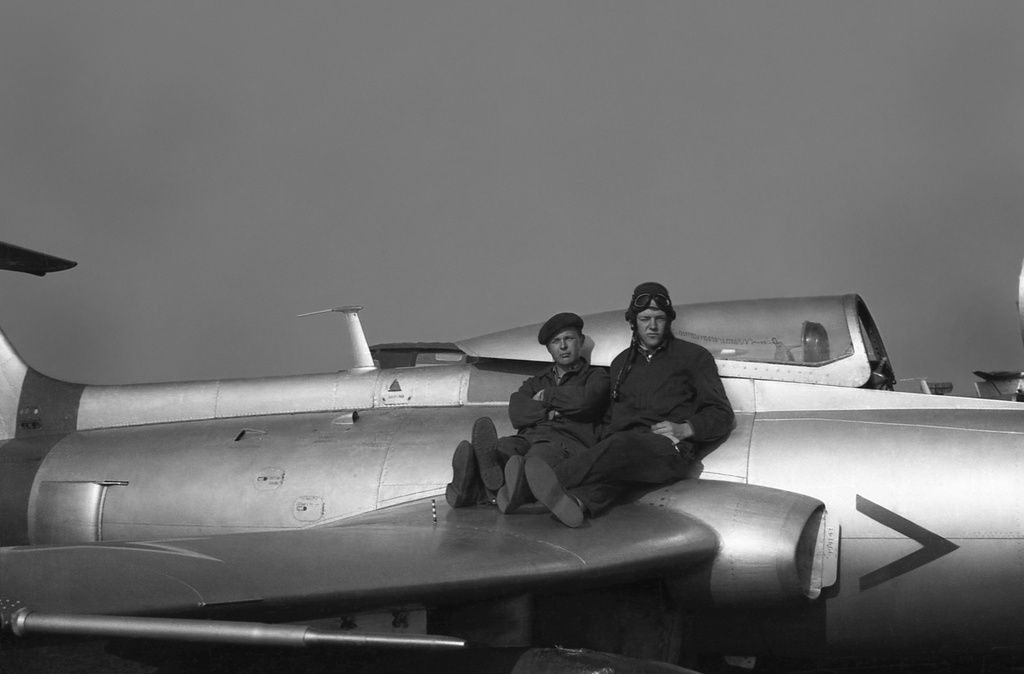 Полеты на грунтовом аэродроме в Кирсанове, 643 уап ТВВАУЛ, июнь - август 1982, Тамбовская обл., Кирсановский муниципальный округ, Голынщинский сельсовет. Отдых на плоскости борта № 26 (1-я эскадрилья). Слева – АОшник 1-й эскадрильи Вадим Баш (срочник), справа – курсант ТВВАУЛ Павел Пикулев.643 учебный авиаполк ТВВАУЛ (в/ч 42149, база: город Тула, аэродром Клоково, самолеты Л-29). На лето авиаполк перелетал из Тулы в Кирсанов и Новгородовку Тамбовской области (по две эскадрильи на каждый город).ТВВАУЛ – Тамбовское высшее военное авиационное училище летчиков имени М. М. Расковой.Часть расформирована в 1990 году, потом в 1995 году закрыли и Тамбовское ВВАУЛ.