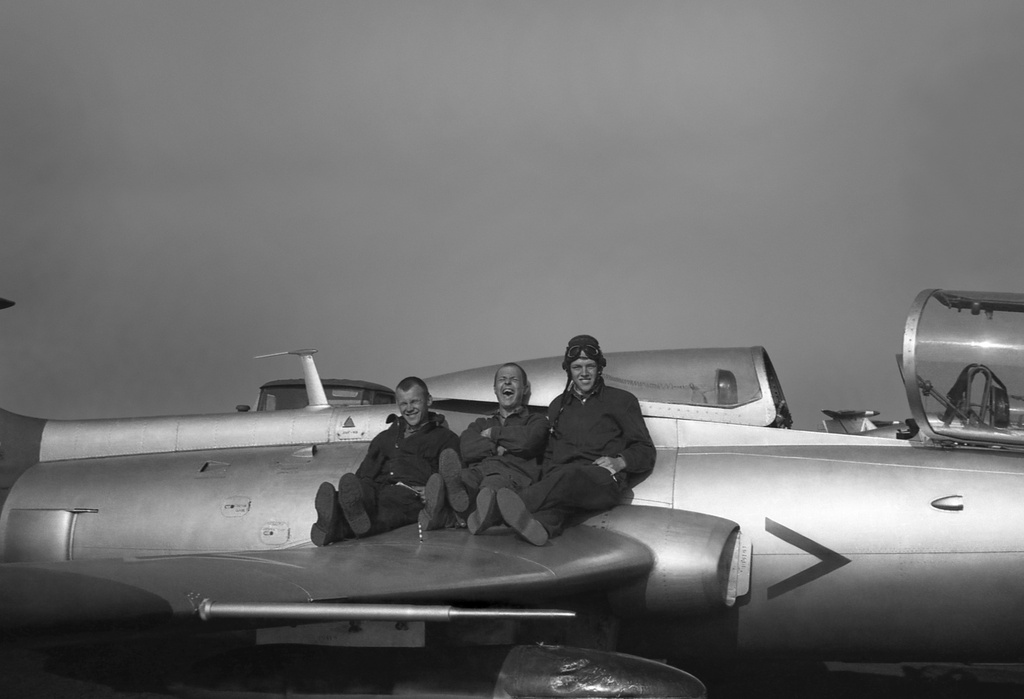 Полеты на грунтовом аэродроме в Кирсанове, 643 уап ТВВАУЛ, июнь - август 1982, Тамбовская обл., Кирсановский муниципальный округ, Голынщинский сельсовет. Отдых на плоскости борта № 26 (1-а эскадрилья). Слева – техник 26-го борта Алексей Краснобаев (срочник), в центре – АОшник 1-й эскадрильи Вадим Баш (срочник), справа – курсант ТВВАУЛ Павел Пикулев.643 учебный авиаполк ТВВАУЛ (в/ч 42149, база: город Тула, аэродром Клоково, самолеты Л-29). На лето авиаполк перелетал из Тулы в Кирсанов и Новгородовку Тамбовской области (по две эскадрильи на каждый город).ТВВАУЛ – Тамбовское высшее военное авиационное училище летчиков имени М. М. Расковой.Часть расформирована в 1990 году, потом в 1995 году закрыли и Тамбовское ВВАУЛ.