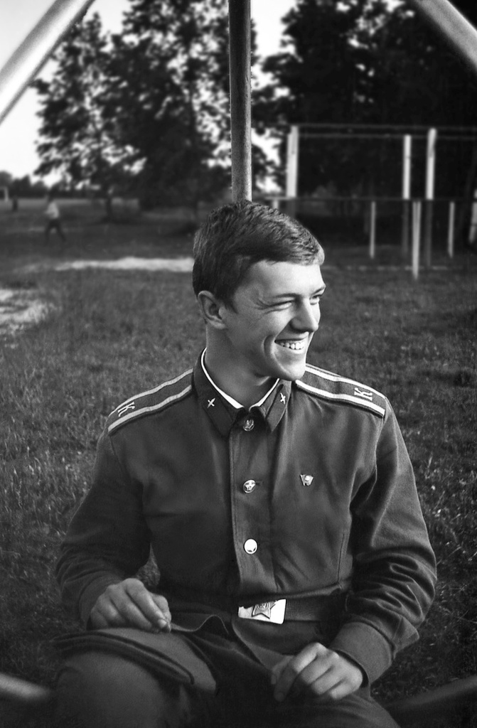 Полеты на грунтовом аэродроме в Кирсанове, 643 уап ТВВАУЛ, июнь - август 1982, Тамбовская обл., Кирсановский муниципальный округ, Голынщинский сельсовет. Воскресенье. Курсант ТВВАУЛ Павел Пикулев на спортплощадке в военном городке.643 учебный авиаполк ТВВАУЛ (в/ч 42149, база: город Тула, аэродром Клоково, самолеты Л-29). На лето авиаполк перелетал из Тулы в Кирсанов и Новгородовку Тамбовской области (по две эскадрильи на каждый город).ТВВАУЛ – Тамбовское высшее военное авиационное училище летчиков имени М. М. Расковой.Часть расформирована в 1990 году, потом в 1995 году закрыли и Тамбовское ВВАУЛ.