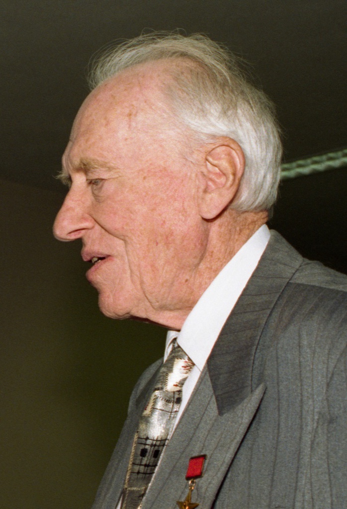 Разработчик авиационно-космической техники, руководитель проекта аэрокосмического истребителя-бомбардировщика «Спираль», ведущий разработчик МТКК «Буран» Глеб Лозино-Лозинский на 2-м международном аэрокосмическом конгрессе, сентябрь 1997, г. Москва