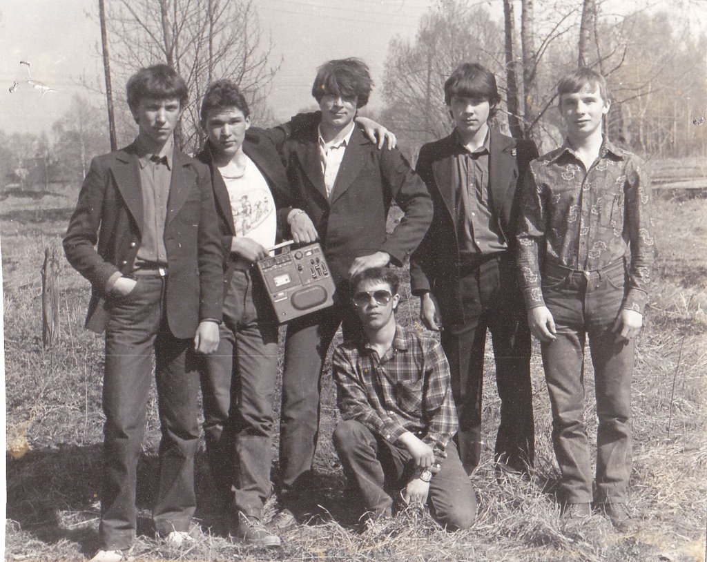 После уроков в деревенской школе, 9 марта 1985, Ярославская обл., окраина г. Рыбинска. Фотография из архива Александра Смирнова.
