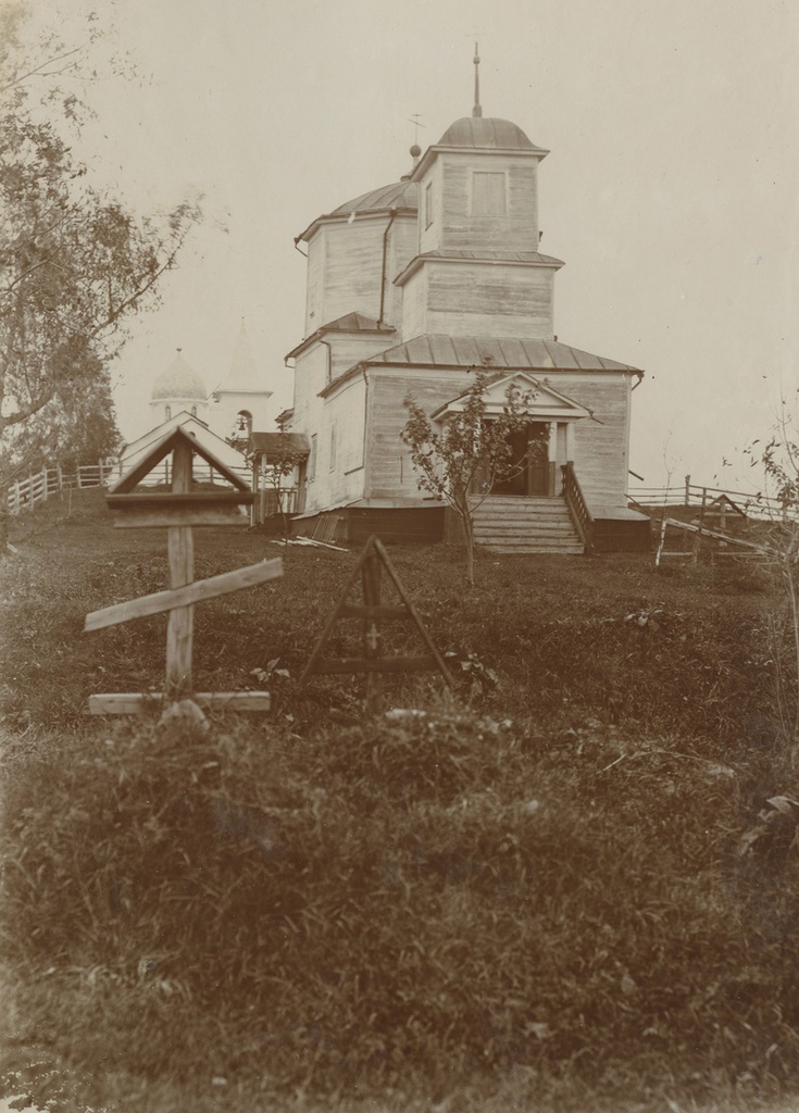 Введенская церковь, 1906 год, с. Бехово. Введенская церковь, деревянная. За ней виднеется церковь Святой Троицы, которая была построена по проекту Василия Поленова.