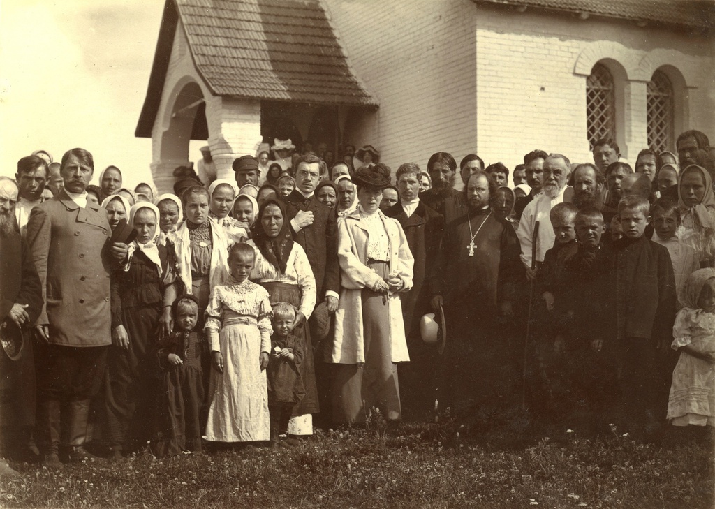 Освещение церкви Святой Троицы, 1907 год, с. Бехово. Семья Поленовых (Василий Дмитриевич, Наталья Васильевна, Дмитрий Васильевич) на освящении церкви.