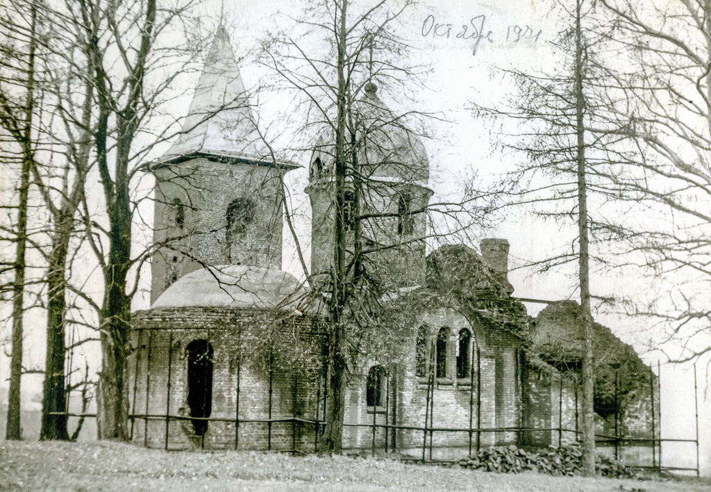 Церковь Святой Троицы в руинах, октябрь 1971, с. Бехово