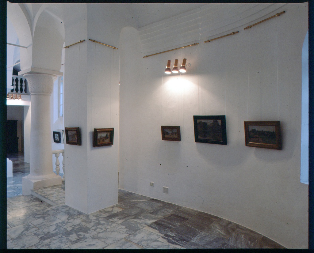 Интерьер церкви Святой Троицы, 1985 год, с. Бехово. В 1980-х годах после реставрации церковь Святой Троицы функционировала как выставочный зал. Первая выставка, с которой начал свою жизнь филиал поленовского музея, была посвящена творчеству В. Д. Поленова и его учеников.