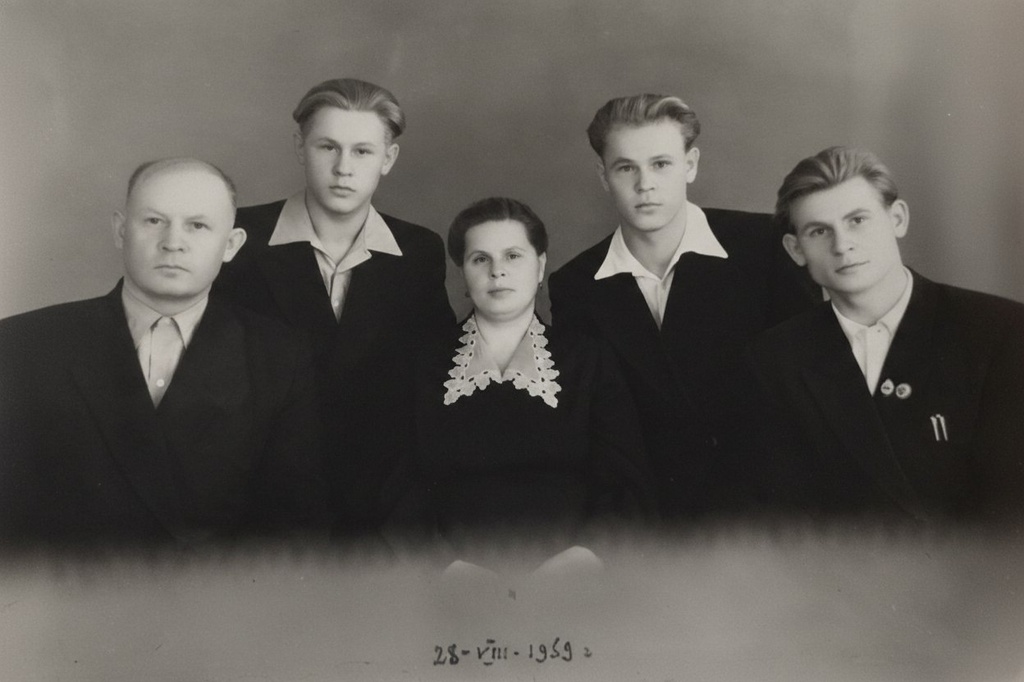 Семья Чудиных, 28 августа 1959. Михаил Иванович, Александр Михайлович, Нина Васильевна, Николай Михайлович, Вениамин Михайлович&nbsp;Чудины.Фотография из архива Анастасии Чудиной.