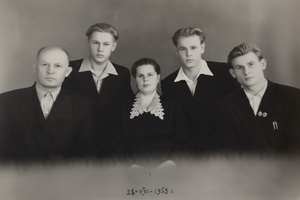 Семья Чудиных, 28 августа 1959. Михаил Иванович, Александр Михайлович, Нина Васильевна, Николай Михайлович, Вениамин Михайлович&nbsp;Чудины.Фотография из архива Анастасии Чудиной.