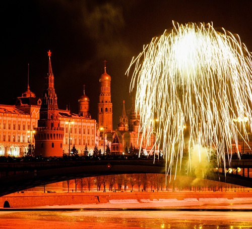 Праздничный салют в СССР на фоне Московского Кремля, 1970-е, г. Москва