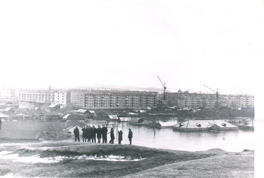 Наводнение в Мценске 6 апреля 1970 года, 6 апреля 1970, Орловская обл., Мценский р-н, г. Мценск. Во второй половине ХХ века каждую весну протекающая через город река Зуша высоко поднималась и заливала берега. Самый высокий разлив реки пришелся на 1970 год. Река, в результате интенсивного таяния снегов и дождей, поднялась на 12 метров 75 сантиметров. Паводок начался в ночь на 5 апреля. Вода залила ул. Советскую, на ул. Мира вода дошла до середины окон первого этажа училища садоводов, а дом № 13 ушел под воду до верхних перемычек окон первого этажа. Из архива семьи Лебедевых.