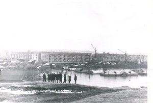 Наводнение в Мценске 6 апреля 1970 года, 6 апреля 1970, Орловская обл., Мценский р-н, г. Мценск. Во второй половине ХХ века каждую весну протекающая через город река Зуша высоко поднималась и заливала берега. Самый высокий разлив реки пришелся на 1970 год. Река, в результате интенсивного таяния снегов и дождей, поднялась на 12 метров 75 сантиметров. Паводок начался в ночь на 5 апреля. Вода залила ул. Советскую, на ул. Мира вода дошла до середины окон первого этажа училища садоводов, а дом № 13 ушел под воду до верхних перемычек окон первого этажа. Из архива семьи Лебедевых.