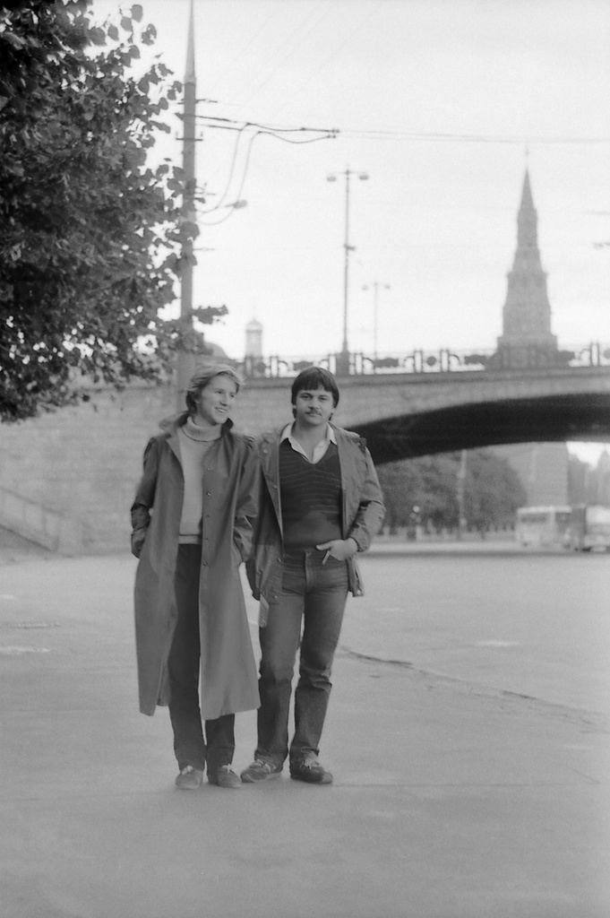 Прогулка ранним утром по Москве, 1985 год, г. Москва. Прогулка от Большого Каменного моста до станции метро «Октябрьская» (радиальная).Позади – Большой Каменный мост, колокольня Иван Великий и Водовзводная башня Московского Кремля.Выставка «С добрым утром, товарищи!» с этой фотографией.