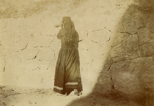 Девушка у стены из камня, 1907 год, Таврическая губ., Крымский п-во, дер. Кореиз